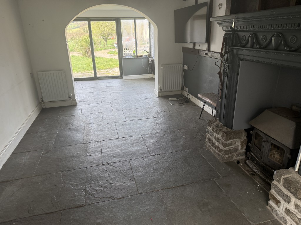 Lot: 144 - DETACHED COTTAGE WITH OUTBUILDING AND STABLES ON A SITE MEASURING OVER SIX ACRES - Family room through dining room